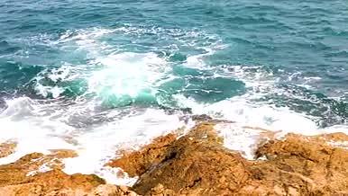 夏天海边蓝天白云海浪1080p视频的预览图